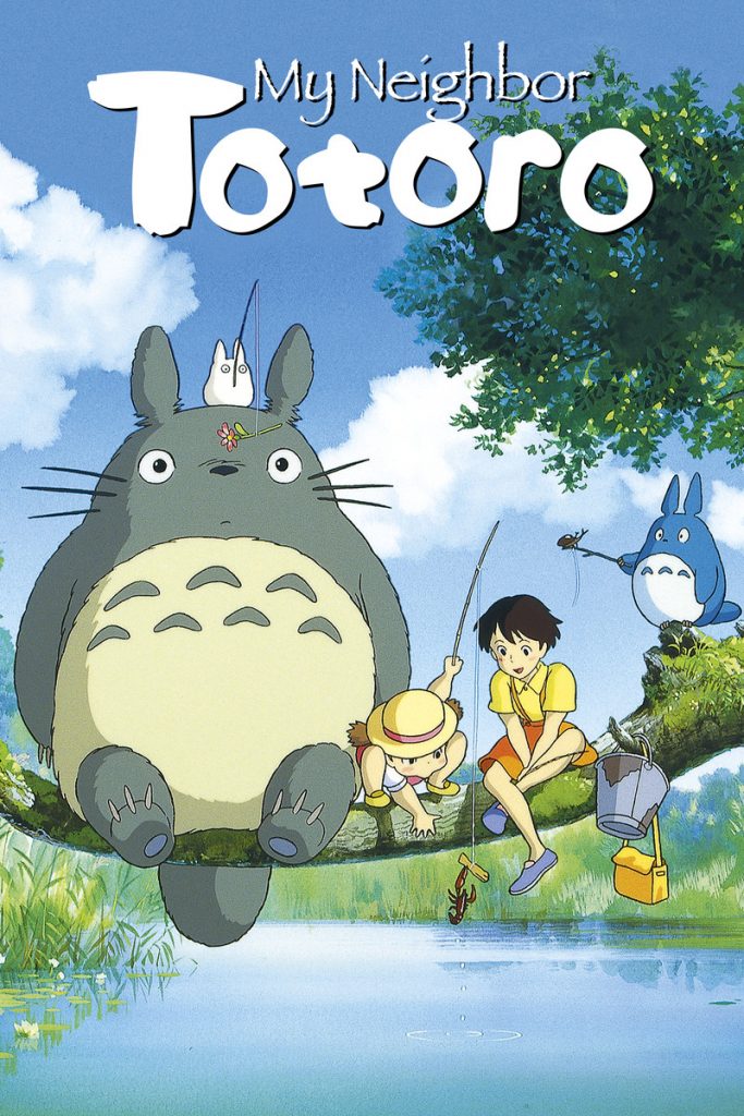 Totoro, totoro pequeño y mediano, y dos niñas, están sentados en una rama sobre el río, pescando